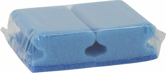 Twee zachte blauwe schuursponzen met een inkeping in het midden, verpakt in plastic.
