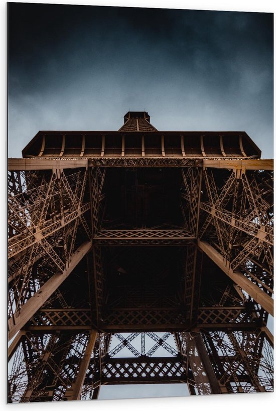 Dibond - Onderkant van de Eiffeltoren in Parijs  - 80x120cm Foto op Aluminium (Wanddecoratie van metaal)