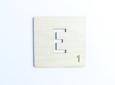 HOUTEN WANDDECORATIE / WOODEN WALL DECORATION - MUURDECORATIE / WALL ART - LETTER TEGEL E / TILE E - 11 x 11cm - LICHT HOUT / NATURAL WOOD - WOORDFEUD / WORDFEUD - LETTERSPEL - SPE