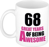 68 great years of being awesome cadeau mok / beker wit en roze