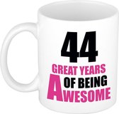 44 great years of being awesome cadeau mok / beker wit en roze