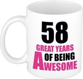 58 great years of being awesome cadeau mok / beker wit en roze