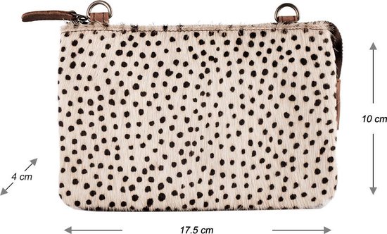 Portefeuille en peau de vache tachetée noire et blanche. Dimensions : 17.5 cm de large, 10 cm de haut, 4 cm de profondeur.