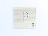 HOUTEN WANDDECORATIE / WOODEN WALL DECORATION - MUURDECORATIE / WALL ART - LETTER TEGEL P / TILE P - 11 x 11cm - LICHT HOUT / NATURAL WOOD - WOORDFEUD / WORDFEUD - LETTERSPEL - SPE