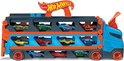 Blauwe Hot Wheels trailer met oranje accenten en grijze opbergruimtes, gevuld met verschillende kleuren raceauto's.