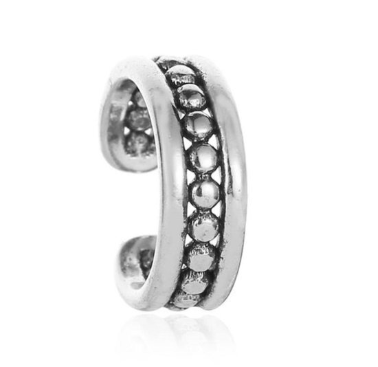 Zilverkleurige ear cuff met een rij kleine, ronde parels tussen twee gladde banden.