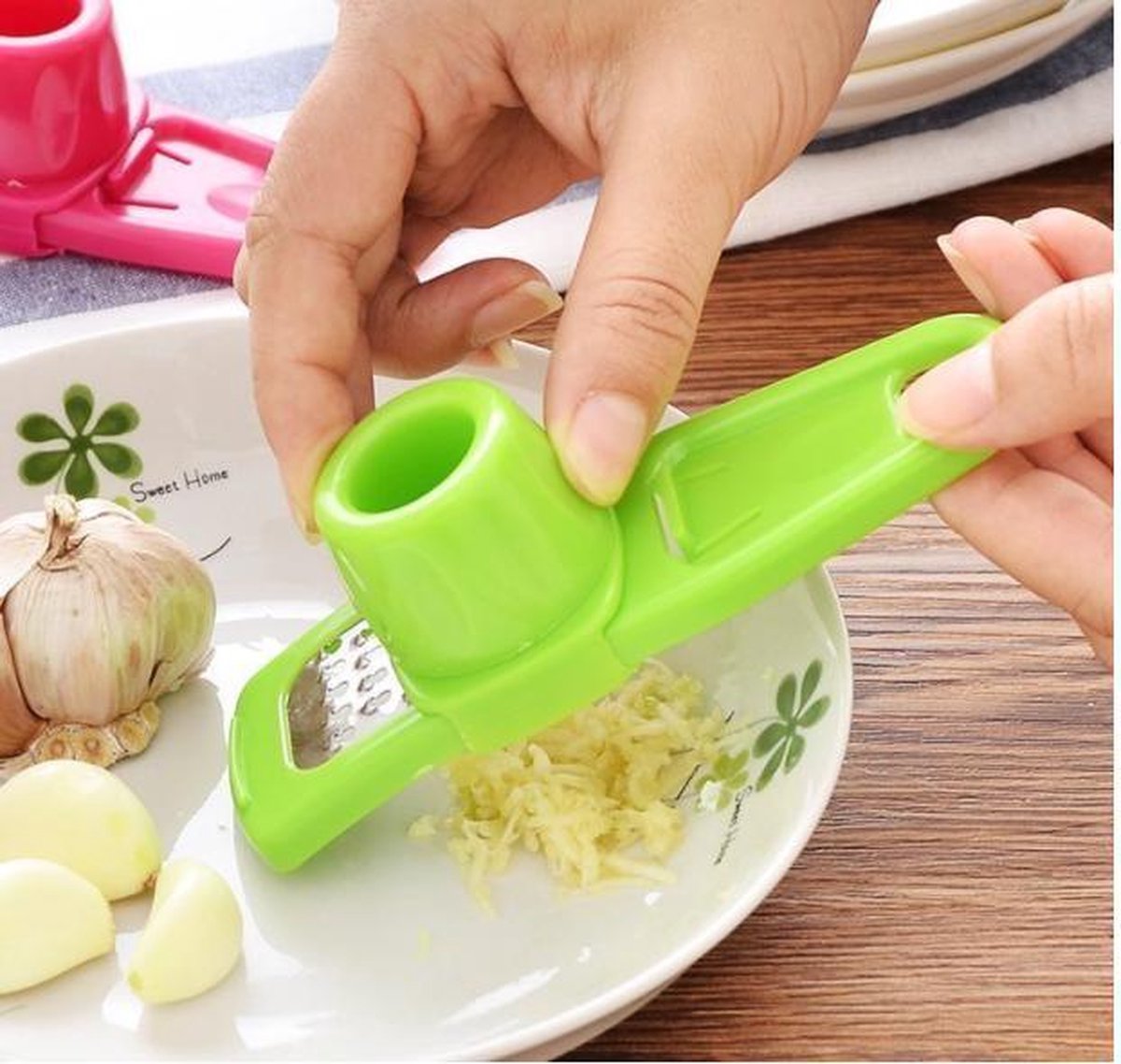 Râpe à Ail Et Légumes Multifonction - Presse Ail Sûre Avec Protection Doigts - Râpe Gingembre Fromage Truffe Chocolat