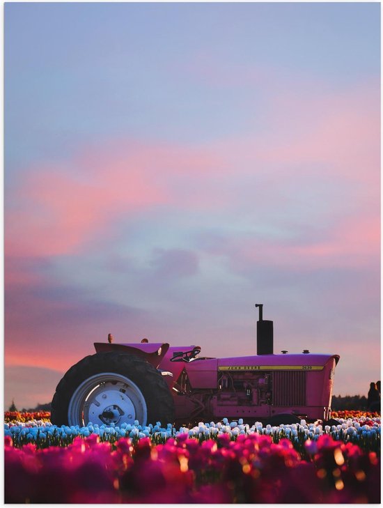 Poster - Roze Tractor Tijdens een Mooie Zonsondergang - Foto op Posterpapier
