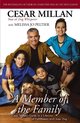 Cesar Millan met zijn gezin en twee honden op de omslag van "A Member of the Family".