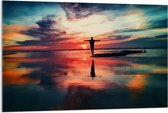 Acrylglas - Iemand Bij een Kleurrijke Zonsondergang - 120x80cm Foto op Acrylglas (Met Ophangsysteem)