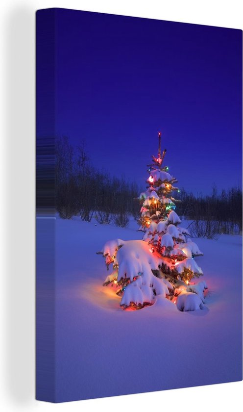 Canvas Schilderij Verlichte kerstboom in de sneeuw bij nacht - Wanddecoratie