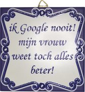 Spreuk op Tegel met Hanger - "Ik Google nooit, mijn vrouw weet toch alles beter!" - Delfts Blauw