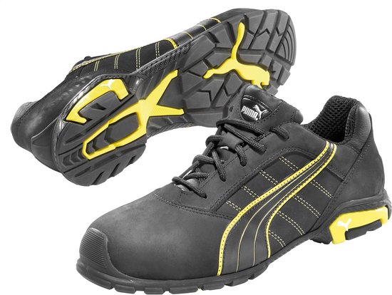 Chaussures de sécurité basses Puma noires avec accents jaunes, sur fond blanc.