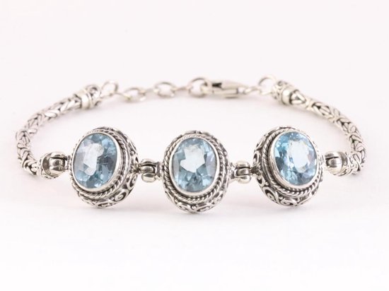 Bracelet en argent artisanal avec maillons royaux et topaze bleue