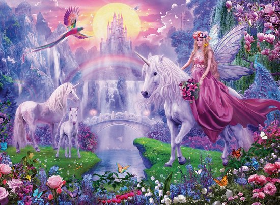 Een fee met roze jurk rijdt op een witte eenhoorn, met twee andere eenhoorns en een kasteel op de achtergrond.