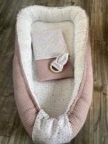 babynestje oud roze gekleurde stippen compleet met band, deken en bijtring