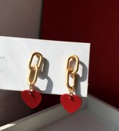 Chain oorbellen met rode hartjes | goud gekleurd