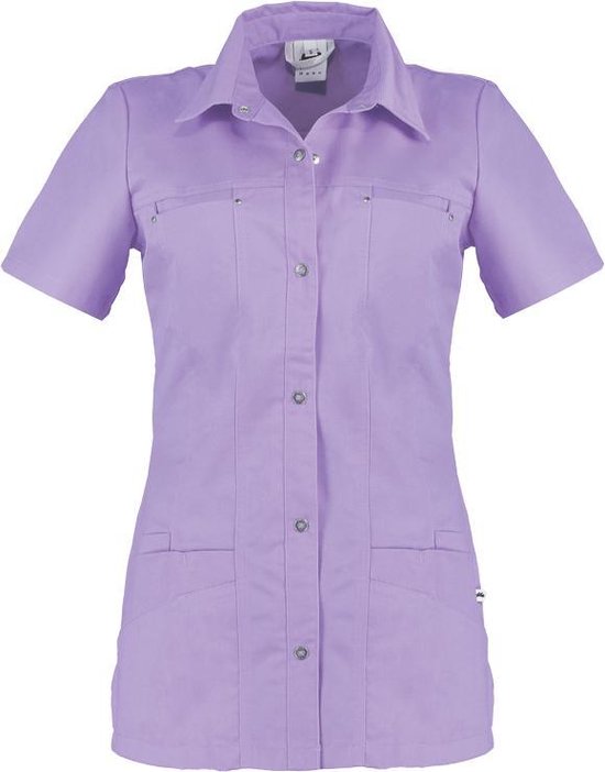 Lilac dames werkjas met korte mouwen, knopen, twee borstzakken en twee steekzakken.