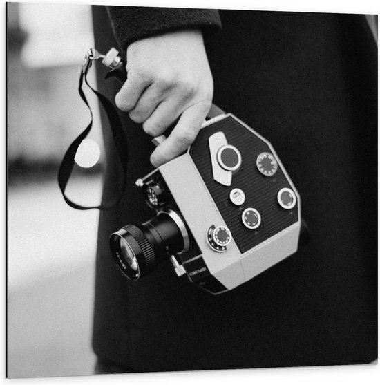 Dibond - Camera in Hand Fotograaf (zwart/wit) - 100x100cm Foto op Aluminium (Met Ophangsysteem)