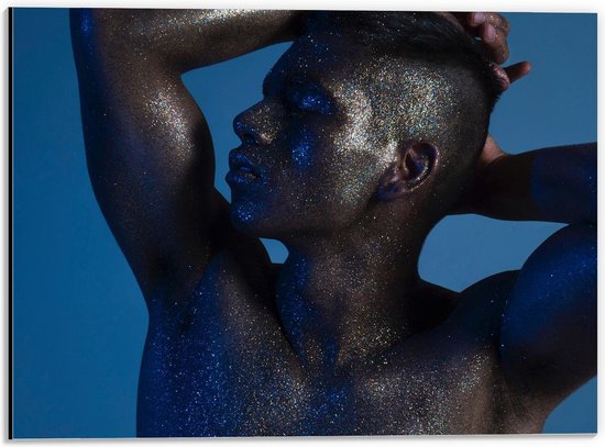 Dibond - Glitterkleurige Man op Blauwe Achtergrond - 40x30cm Foto op Aluminium (Met Ophangsysteem)