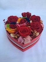 Een exclusieve Longlife flowerbox hartvorm met Long life  rozen en multicolor rozen en diverse natuurlijke bloemen speciaal voor de Valentijnsdag