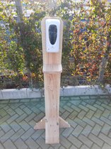 Desinfectie dispenser op een Douglas houten zuil