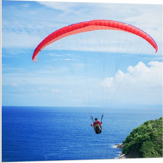 Forex - Parasailen boven Bergen en Zee - 80x80cm Foto op Forex