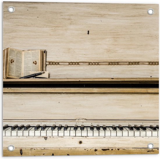 Tuinposter – Oude Piano met een Boekje en Kroontjespen - 50x50cm Foto op Tuinposter  (wanddecoratie voor buiten en binnen)