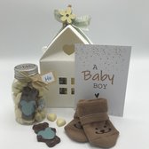 Cho-lala cadeaupakket "Sweet baby boy" | geboorte jongen | babyshower | kraamcadeau | giftset baby boy | flesje 165 gram chocolade hartjes baby blauw | babysokjes Brom, de lachende beer in ca