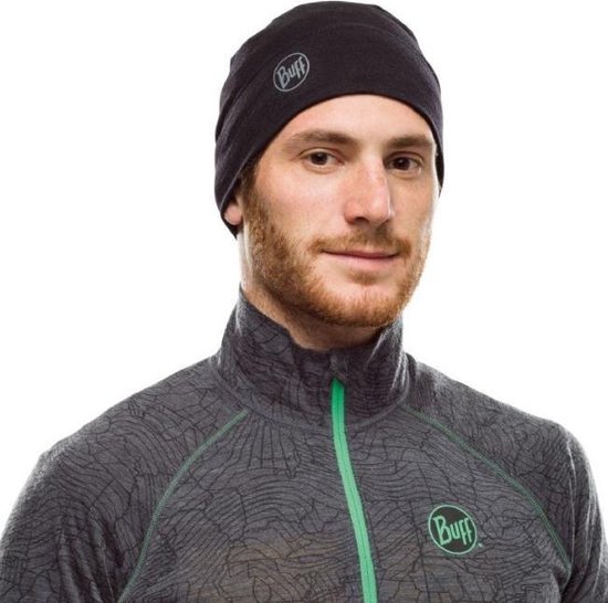 Man met roodbruine baard en de zwarte Buff muts op. Hij draagt een grijs sportjack.