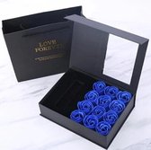 Blauw Rozen Giftbox Cadeau - Met 12x  blauwe zeeprozen en Exclusieve ketting met "I Love You" in 100 talen - Cadeau Bloemen doos - valentijnsdag - Moederdag - Kerst Cadeau- Liefde cadeau - lo