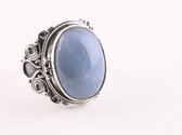 Bewerkte zilveren ring met blauwe opaal - maat 18