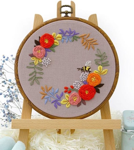 Borduurpakket Bumble Bee and Flowers - Embroidery (Bij met Bloemen) VRIJ BORDUREN,... |