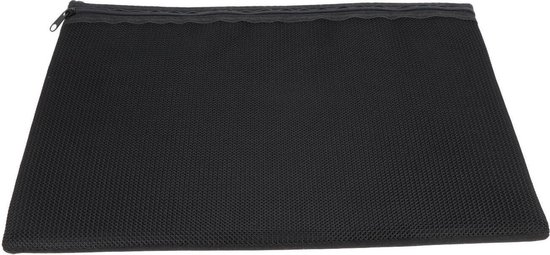 Zwarte laptop sleeve met rits, gemaakt van mesh materiaal.