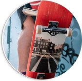 Forex Wandcirkel - Skater met Rood Skateboard - 20x20cm Foto op Wandcirkel (met ophangsysteem)