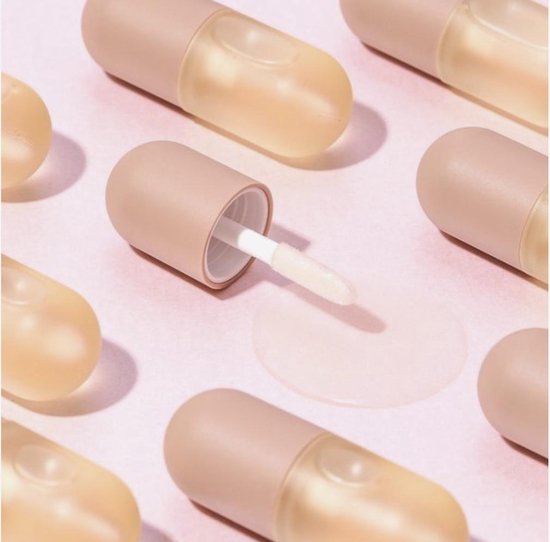 Een patroon van huidkleurige flesjes met lip plumper op een roze achtergrond.