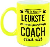 Dit is hoe de leukste en meest geweldige coach eruitziet cadeau mok / beker - neon geel - 330 ml - bedankt cadeau trainer