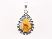 Bewerkte druppelvormige zilveren hanger met amber