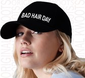 BAD HAIR DAY cap - Zwart - Unisex - One Size (volwassenen) - Petje - 5 Panel cap - Verstelbare maat (Rip Strip) - Ventilatiegaatjes - 6 draads gestikt - Humor - Grappige teksten -