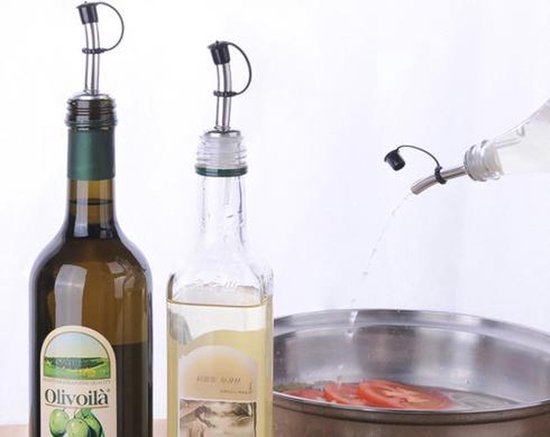 Twee flessen met schenktuiten, een metalen schenktuit met dop giet vloeistof in een metalen schaal met tomaten.