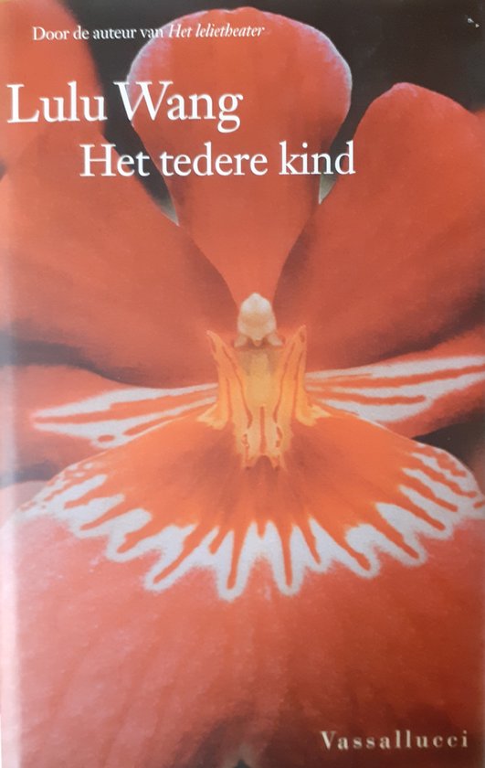 Boek "Het tedere kind" van Lulu Wang, door de auteur van "Het lelietheater", met een rode orchidee op de cover.