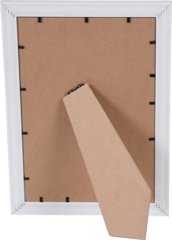 Achterkant van een witte fotolijst met bruine standaard.