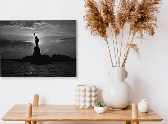 Silhouette de la Statue américaine de la Liberté à New York - noir et blanc