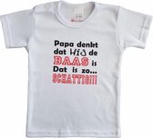 Wit baby shirt met "Papa denkt dat hij de baas is. Dat is zo... Schattig!!!" - maat 68 - vader, vaderdag, babyshower, zwanger, cadeautje, kraamcadeau, grappig, geschenk, baby, teks