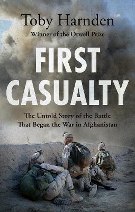 Boekcover van 'First Casualty', met soldaten in camouflage die in Afghanistan zitten.