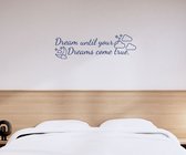 Stickerheld - Muursticker Dream until your dreams come true - Slaapkamer - Droom zacht - Wolken sterren maan - Engelse Teksten - Mat Donkerblauw - 26.4x87.5cm