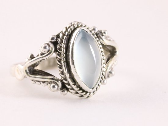 Fijne bewerkte zilveren ring met aqua chalcedoon - maat 18.5