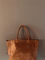Giuliano schoudertas Bologna voor dames. Gemaakt in Italië van heel soepel vallend suede. Deze tas geeft je een nonchalante look.