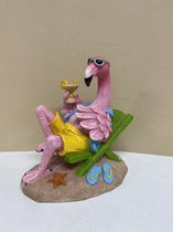 Flamingo "strand" groene stoel  - polyresin - roze - hoogte 16x18x14 cm - Woonaccesoires - Woondecoratie - Beeldjes