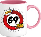 69 Jaar Verkeersbord Mok met tekst | Grappig Verjaardag Beker Cadeau | Bedrukte Koffie en Thee Mokken | Zwart | 330 ML